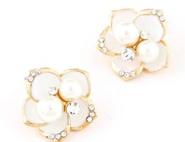 Eggshell Flower Pearl Stud Earrings